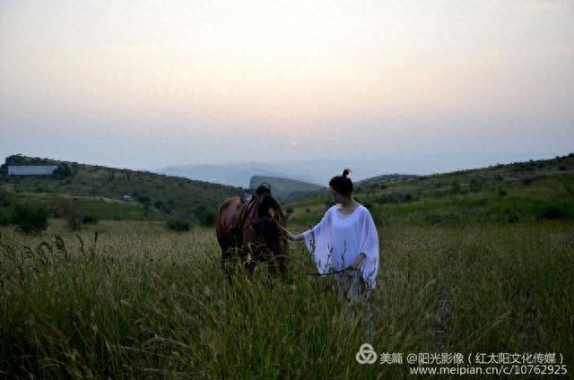 淇县云梦山世界第一玻璃桥迎来第一位瑜伽丽人