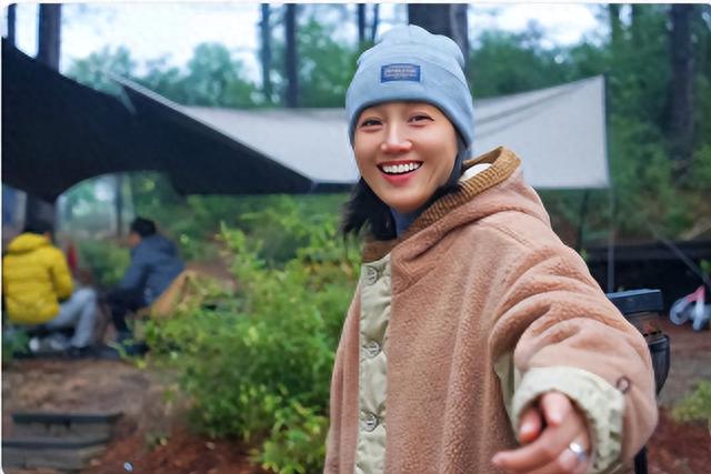 41岁朱丹带女儿雨天露营，素颜出镜皮肤透亮，蹲地上和女儿脸贴脸