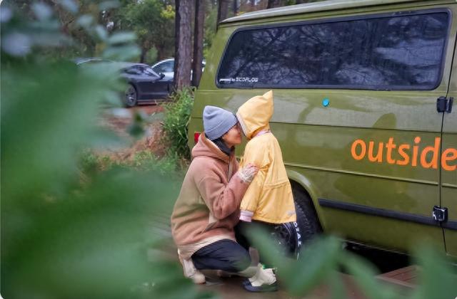 41岁朱丹带女儿雨天露营，素颜出镜皮肤透亮，蹲地上和女儿脸贴脸