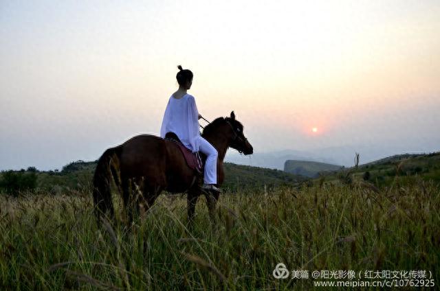 淇县云梦山世界第一玻璃桥迎来第一位瑜伽丽人