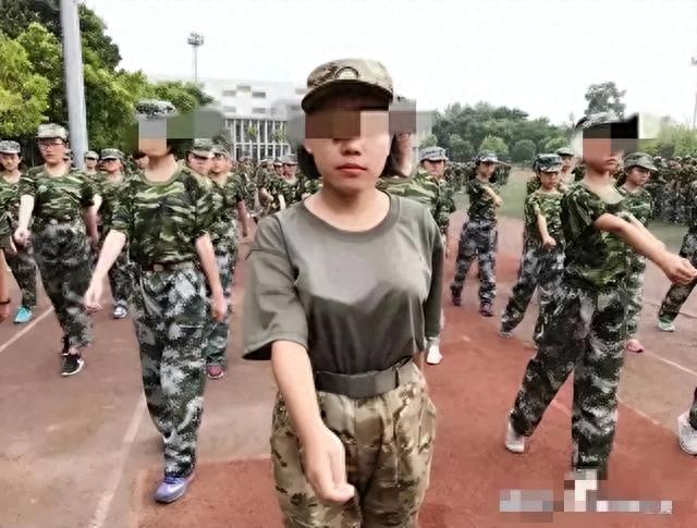 女大学生“透明军训服”引热议，内衣暴露无隐私，身材一览无余！