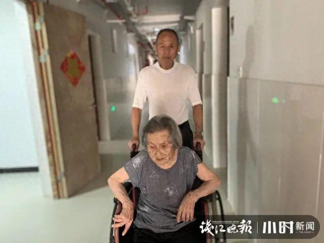 “听不清说什么，但乐意陪她笑！”73岁的他和96岁妻子，敬老院里相濡以沫11年