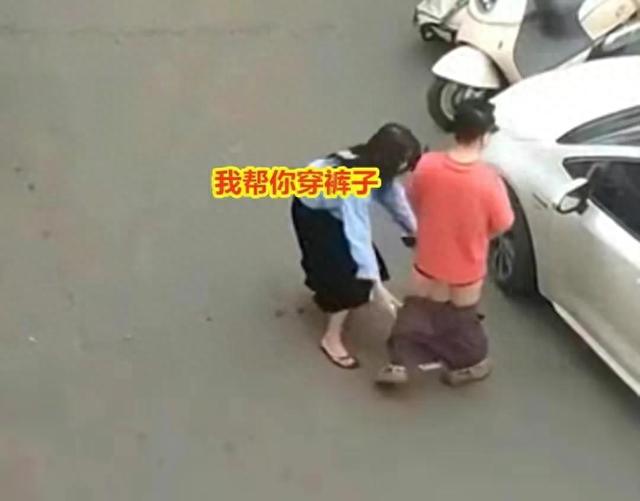 美女撞车下跪求饶，哭着扒掉男子裤子，男子：赔钱，脱我裤子干嘛