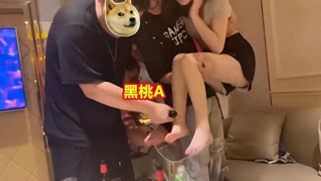 美女被拥抱并用2000元的香槟洗脚，有人帮他揉脚，有钱人真会玩