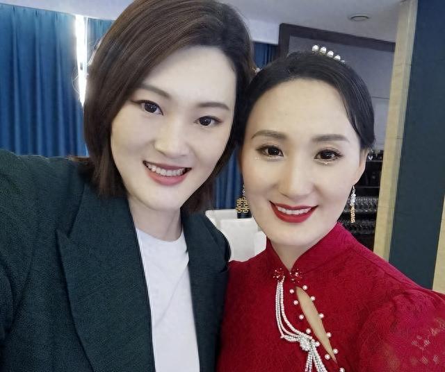 女排33岁主攻完婚！红色中式旗袍美艳动人，退役前打出巅峰状态