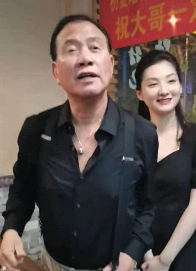 63岁万梓良认干女儿惹争议！被美女当众亲吻脸颊2次，还一脸享受