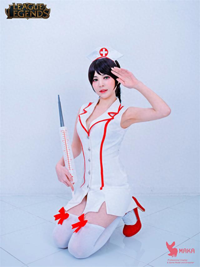 短裙白丝肤若凝脂！韩国美女LOL护士阿卡丽Cosplay