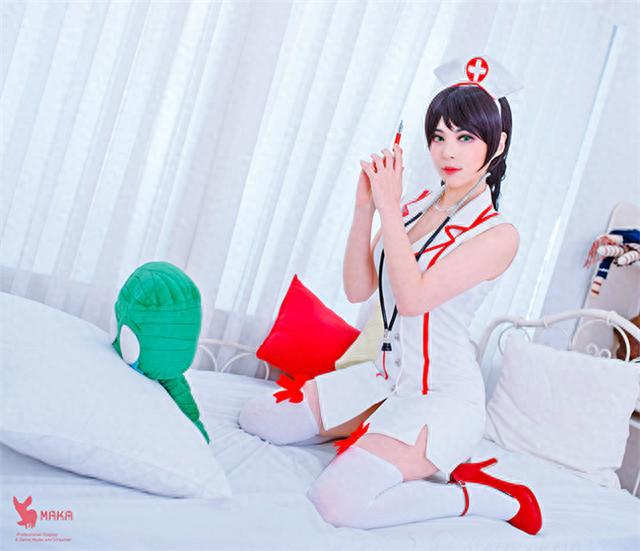 短裙白丝肤若凝脂！韩国美女LOL护士阿卡丽Cosplay