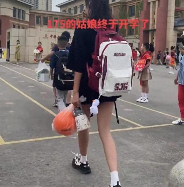 11岁六年级女孩身高175，腿又细又长比同学高半个身子：身材绝了