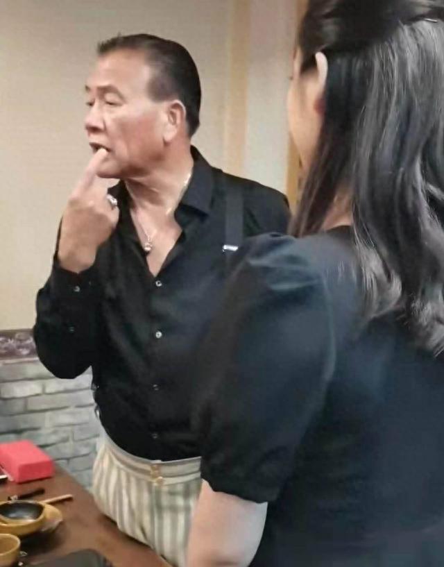 63岁万梓良认干女儿惹争议！被美女当众亲吻脸颊2次，还一脸享受