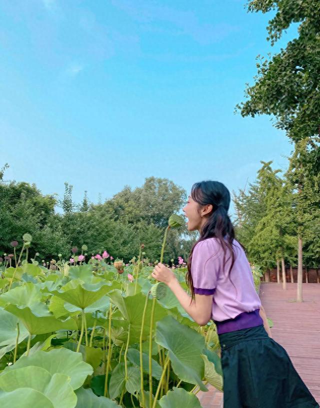 宣璐荷花池拍照，妩媚多姿，被赞人气女王