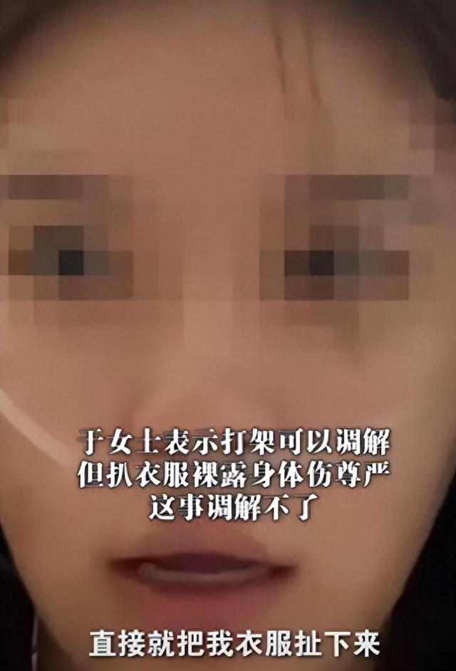 闹大了！女子带狗进电梯，惨遭夫妻扒衣服殴打！完整监控曝光