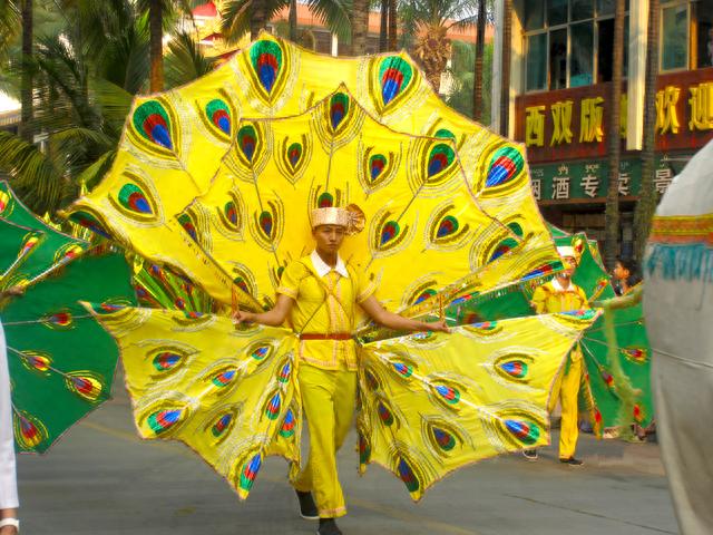 西双版纳泼水节，美女如云的民俗游行，万人空巷不能错过