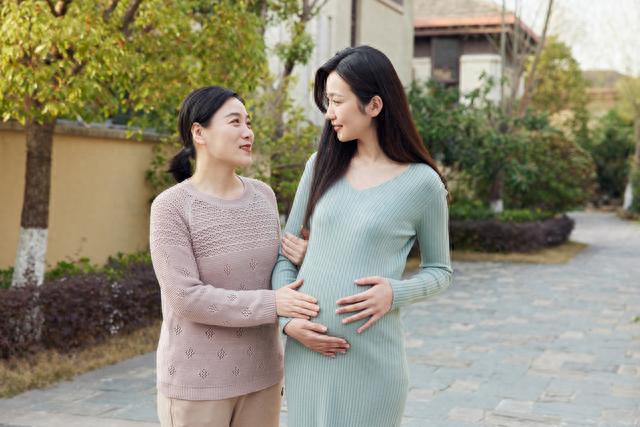 美女地铁尿裤子被帅哥嘲笑恶心没素质，大妈回怼：有妈生没妈教