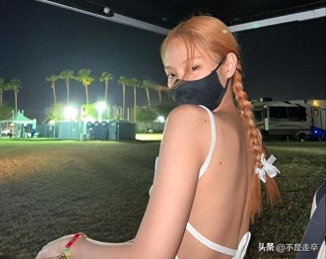 韩国女星服装再引热议，上衣短到露下乳，网友：这不纯纯擦边吗？