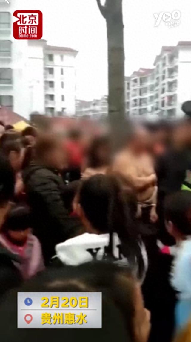 贵州：男女赤身被绑树上遭围观，警察脱警服遮挡并解救！