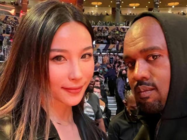 来头不小！NBA华人美女走红，詹姆斯偷瞄白暂长腿 超短裙成标配