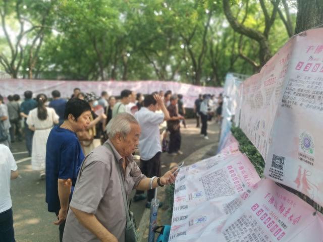 家长齐上阵！千佛山相亲大会现场帅哥、美女云集