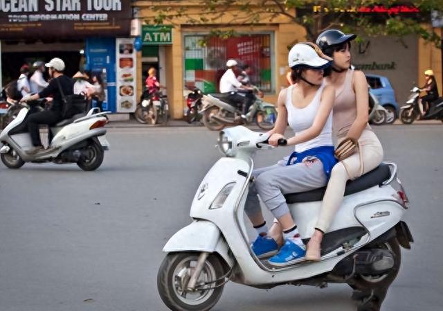 越南独有的另类风情，美女骑摩托车，游客看到后眼睛不愿离开