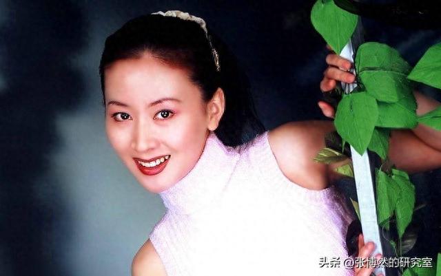 舞蹈家汤加丽：拍摄“全裸写真”，爆火后与家庭决裂，如今咋样