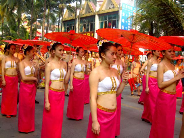 西双版纳泼水节，美女如云的民俗游行，万人空巷不能错过