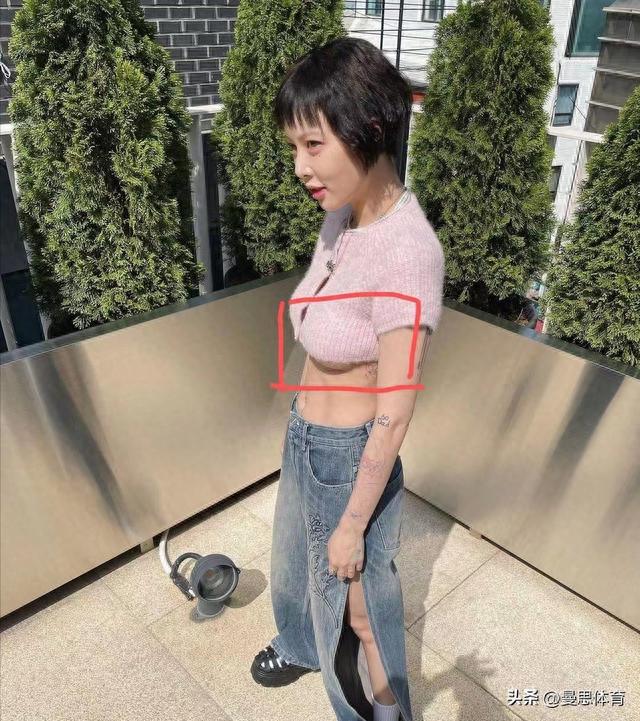 韩国女爱豆着装引争议，衣服短到露侧乳，网友：她们是在弘扬传统