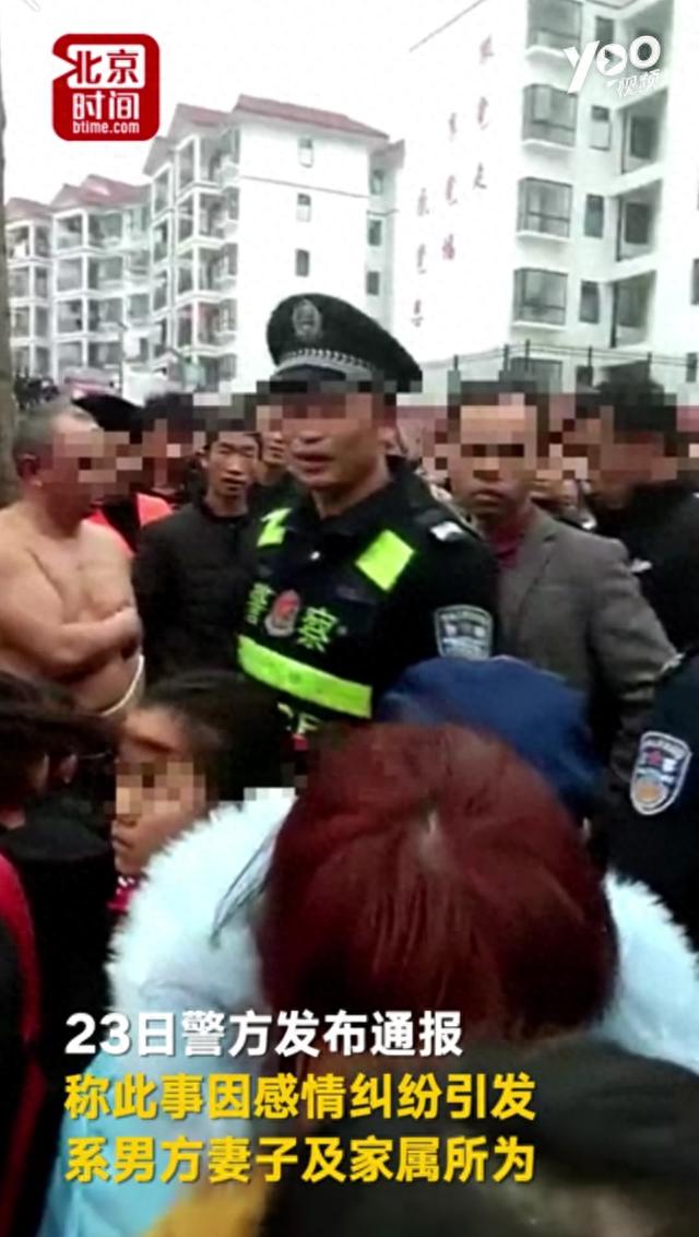 贵州：男女赤身被绑树上遭围观，警察脱警服遮挡并解救！