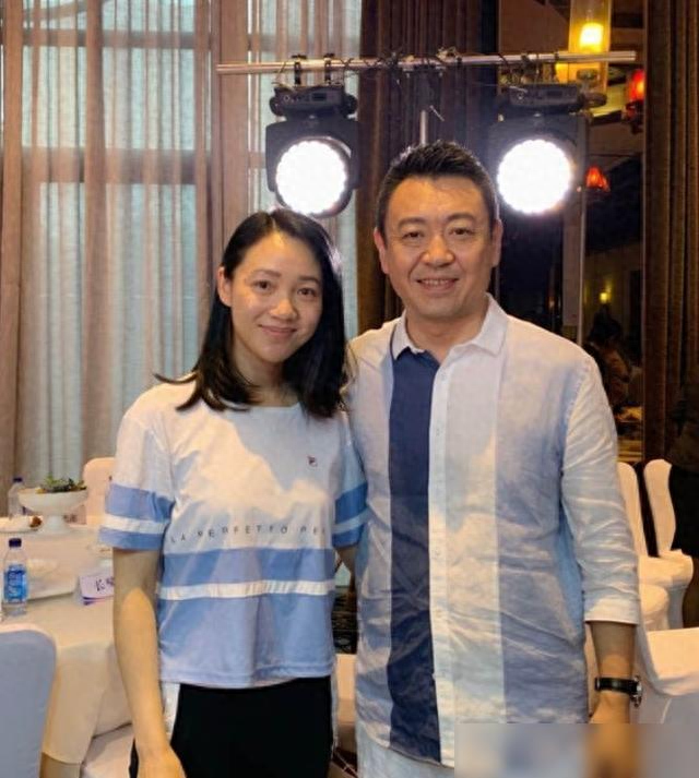 50岁周群跟朱军52岁老婆同框，一个素颜清纯，一个梳老人头像奶奶