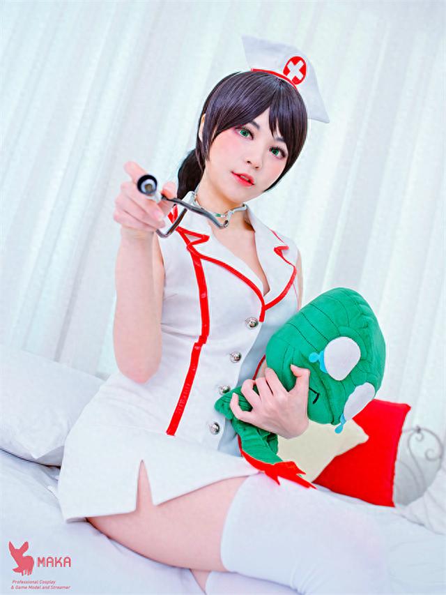 短裙白丝肤若凝脂！韩国美女LOL护士阿卡丽Cosplay