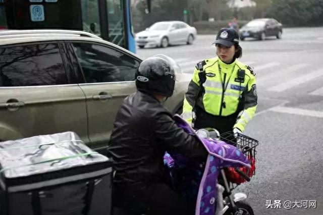 西湖边美女骑警“回眸一笑”走红网络！高颜值大长腿，帅起来男生都靠边