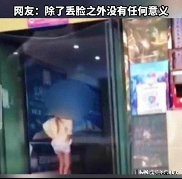 情侣吵架女友当街怒脱衣服，唤醒男友保护欲