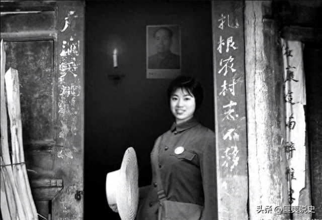 老照片：70年代女知青真漂亮，笑容灿烂，火红年代素颜堪比明星