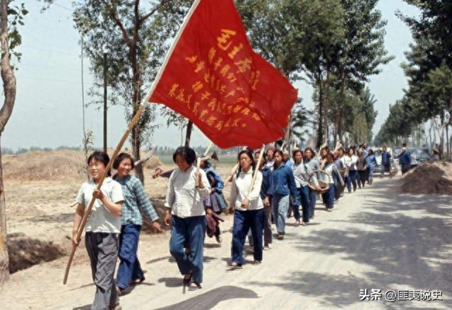 老照片：70年代女知青真漂亮，笑容灿烂，火红年代素颜堪比明星