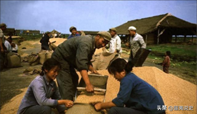 老照片：70年代女知青真漂亮，笑容灿烂，火红年代素颜堪比明星