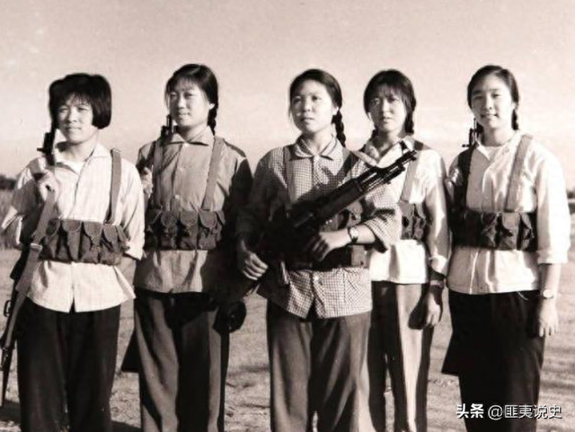 老照片：70年代女知青真漂亮，笑容灿烂，火红年代素颜堪比明星