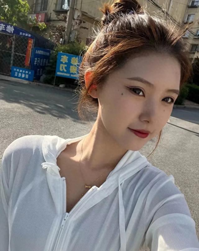 街拍美女清纯小姐姐性感风韵少妇皮肤白皙大长腿高清美女壁纸