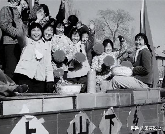 老照片：70年代女知青真漂亮，笑容灿烂，火红年代素颜堪比明星