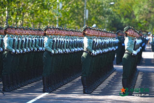 中国军网记者探访阅兵训练场 实拍女兵方队的一天