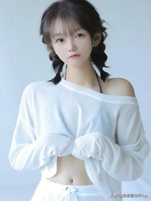 清纯女孩闺房拍摄个人写真