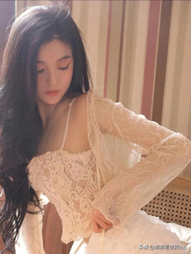 清纯女孩闺房拍摄个人写真