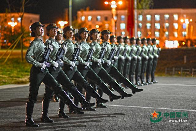 中国军网记者探访阅兵训练场 实拍女兵方队的一天