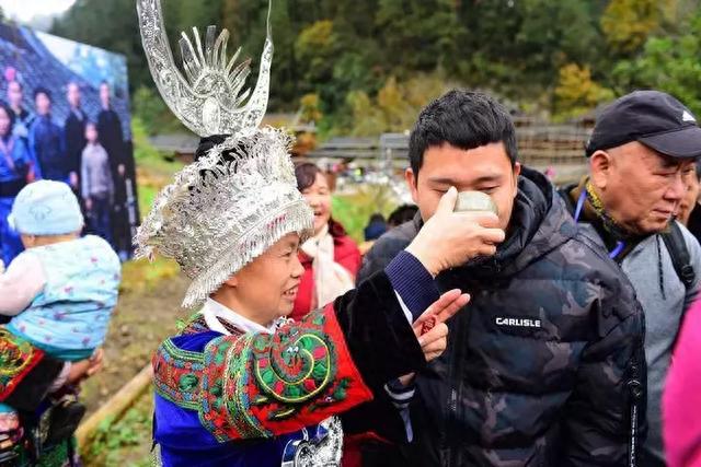 千人长桌宴，最美苗族女神！在西江过苗年，没见过的热闹和佳肴！