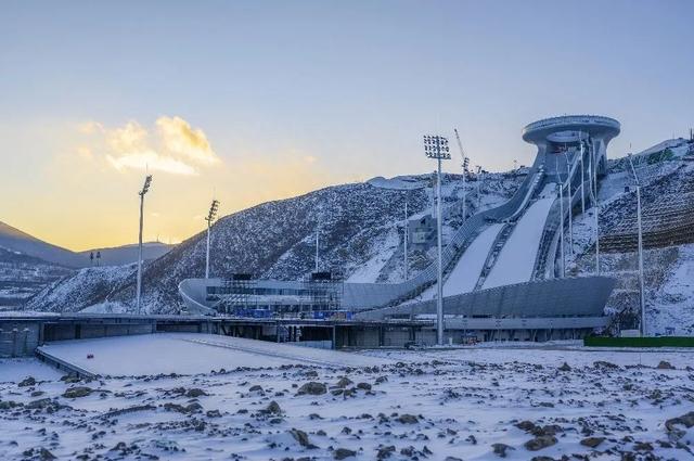 北京冬奥会引燃“冰雪游”热潮：相关搜索热度飙升213%，概念股业绩抢眼