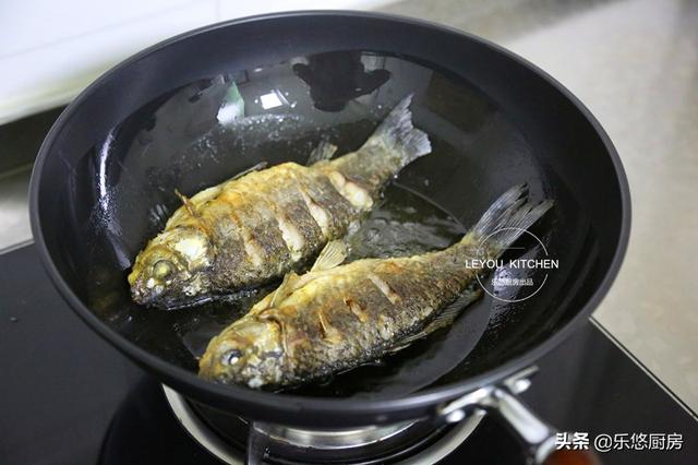 鲫鱼这样烧，比饭店里的还香，还有用少量油煎鱼的技巧，一起学会