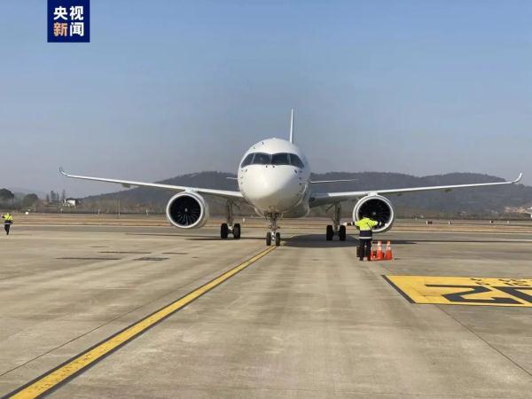 C919兔年首飞！亮相南昌昌北机场