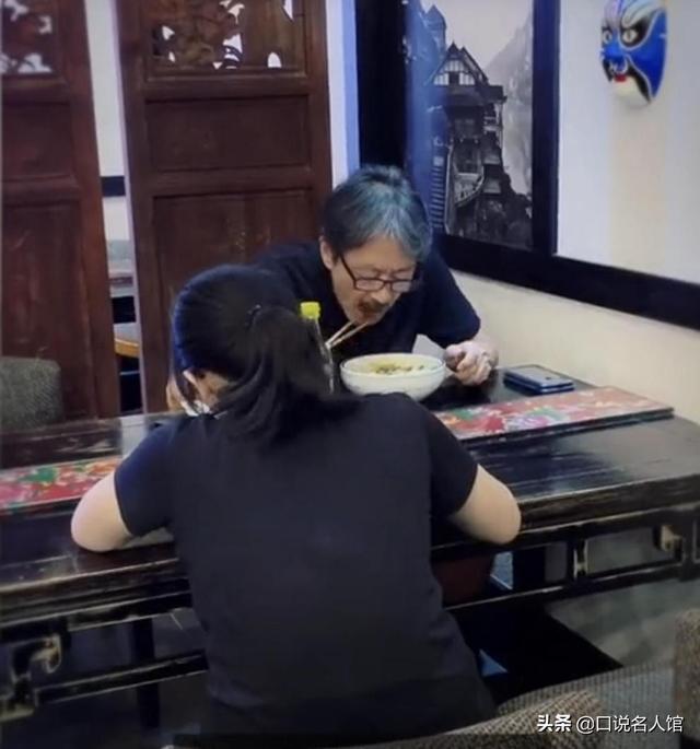 重庆身价5亿的地产大亨败光家产，妻离子散，如今靠直播还债