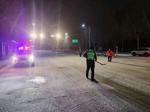 启动应急预案迎战风雪，潍坊公安交警全力保障群众出行安全