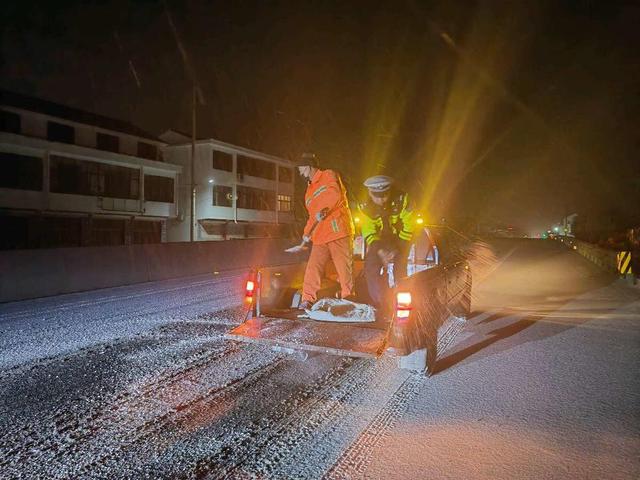 启动应急预案迎战风雪，潍坊公安交警全力保障群众出行安全