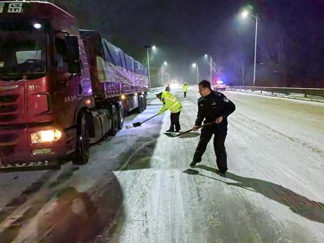 启动应急预案迎战风雪，潍坊公安交警全力保障群众出行安全