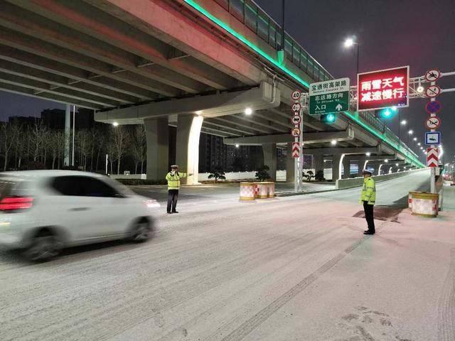 启动应急预案迎战风雪，潍坊公安交警全力保障群众出行安全